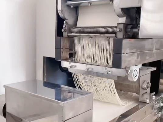 Use a noodle machine to make noodles. Is it easier to make fresh noodles or dried noodles?