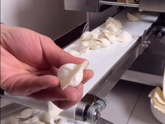 Making dumplings with a dumpling machine has become a stumbling block for the owner of the dumpling restaurant
