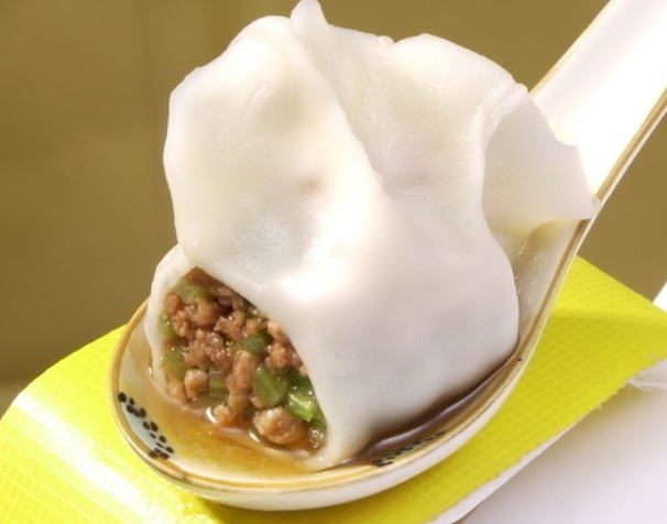 Is the fully automatic dumpling forming machine easy to use? How many people does it take to operate?