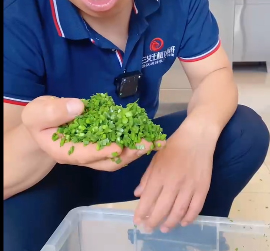 In the general environment, the vegetable cutter has no leaks, only a bottomless 