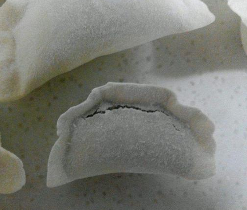 The dumplings made by the dumpling machine crack when they freeze. What happened?