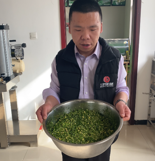 Why is vegetarian stuffing difficult to wrap? How does the dumpling machine prevent the filling from leaking out of water?