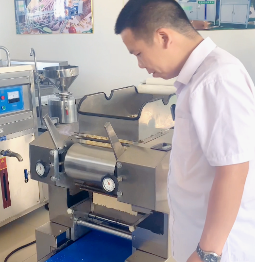 怎么使用压面拌面一体机做面条