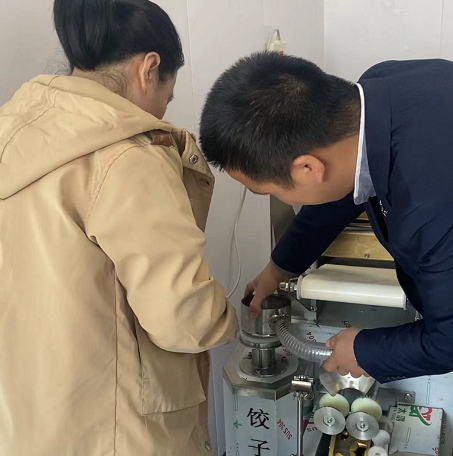 How do novices operate the dumpling machine and what should they pay attention to in the early stage?