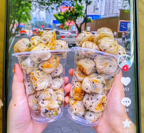 Chinese Lao Tie uses a thumb fried bun machine to make fried buns. The soup is thick and the dough is crispy!