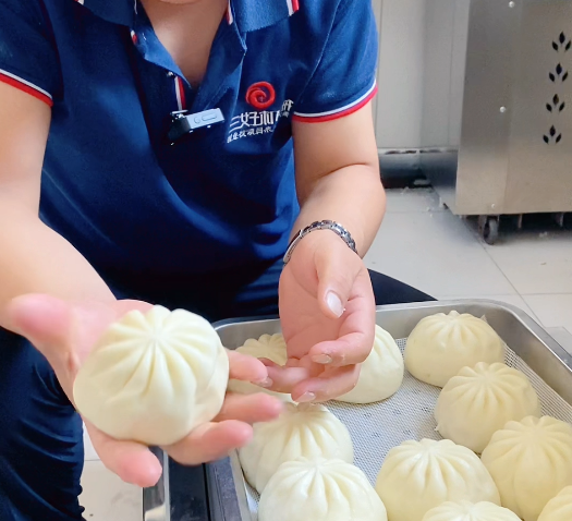 How to make green steamed buns with a steamed bun machine when opening a steamed bun shop?