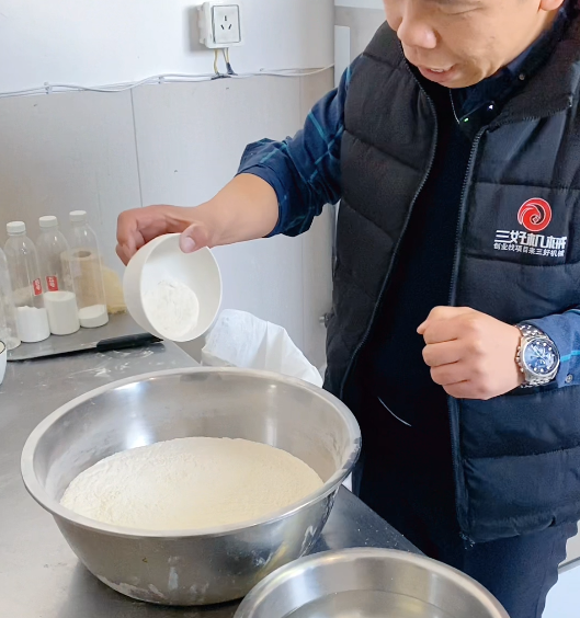 Lao Tie used a steamed bun machine to make steamed buns, but he broke through the hornet's nest of bean dregs.