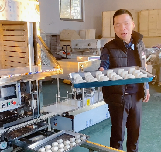 Sixty-year-old people return to their hometown to open a steamed bun shop. Is the steamed bun machine easy to operate?