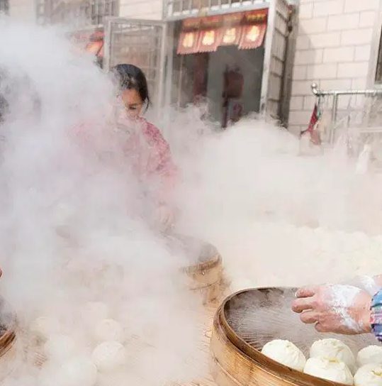 Is it reliable for the food stall Lao Tie to use a steamed bun machine to make semi-cooked green buns?