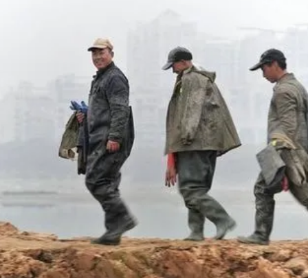 Returning home to open a noodle shop, is it waiting for your hair to turn pale or while you are young? How many people does it take to operate the noodle machine?