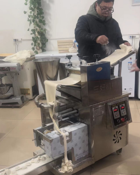 Why did the 30-year-old beef and mutton shop use a dumpling machine to make dumplings?