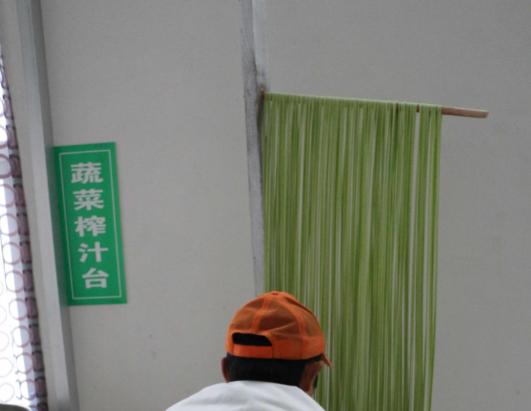 How many noodles can a noodle shop make in one day, and how big should the noodle machine choose?